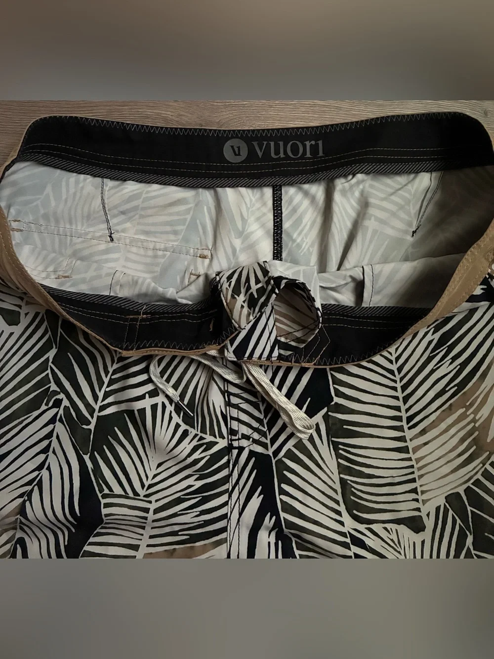 Vuori Men's Cruise Board Shorts Wheat Fronds Palm Print Tan White Size 36